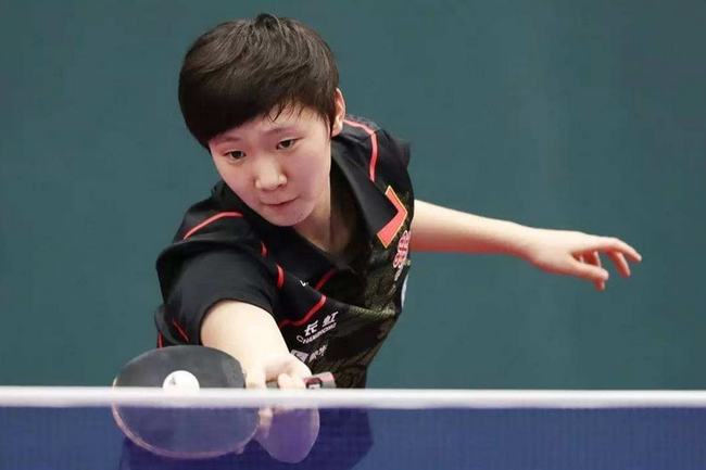 她在场上具 她在场上具